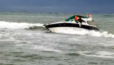 Fırtınada Yan Yatan Tekneden 2 Kişi Kurtarıldı