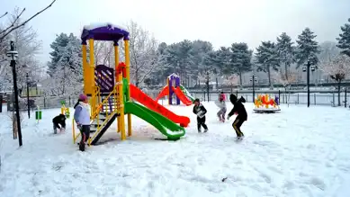 İstanbul'da Okullar Yarın da Tatil! Kar Yağışı Devam Ediyor